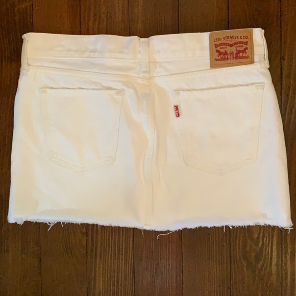 Levi’s low waisted white mini skirt with raw hem - Picture 3 of 4